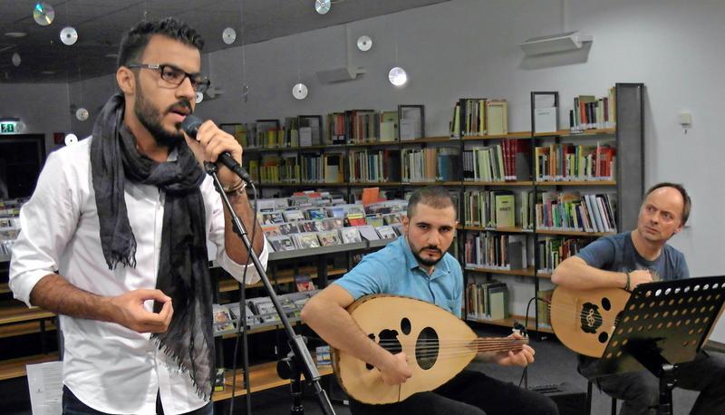 "Oriental Echoes: Die flüchtende Liebe": Ahmad Al Omar rezitiert eigene Gedichte zur Begleitung der Oud von Safi Al Hafez und Markus Mai.
Foto: Leonore Welzin
