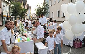 Tafeln in der Innenstadt: Das Diner en blanc hat sich in Weinsberg zu einer beliebten Veranstaltung f&uuml;r Gro&szlig; und Klein entwickelt. Jetzt ist klar, dass die Veranstaltung am 18. Juli nicht stattfinden wird. Foto: Archiv/St&ouml;hr-Michalsky