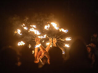 Am 6. und 7. Dezember lädt die Seeweihnacht am Breitenauer See mit Kunsthandwerk, Musik und Feuershow ein. Am 6. und 7. Dezember lädt die Seeweihnacht am Breitenauer See mit Kunsthandwerk, Musik und Feuershow ein.