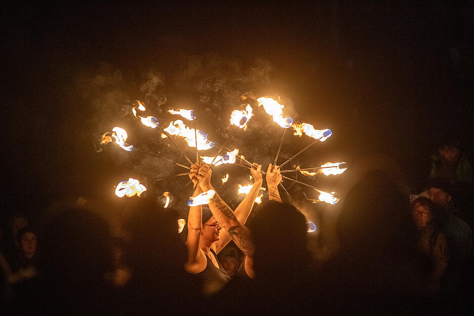 Am 6. und 7. Dezember lädt die Seeweihnacht am Breitenauer See mit Kunsthandwerk, Musik und Feuershow ein.