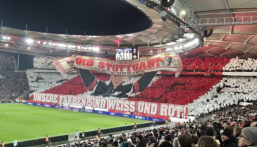 Die Fans des VfB Stuttgart haben vor dem Spiel gegen BSC Young Boys mit einer spektakul&auml;ren Choreo f&uuml;r Aufsehen gesorgt.
