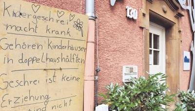 "Wer hier keine Kinder haben will, soll doch wegziehen."
Ein Nachbar "Wer hier keine Kinder haben will, soll doch wegziehen."
Ein Nachbar