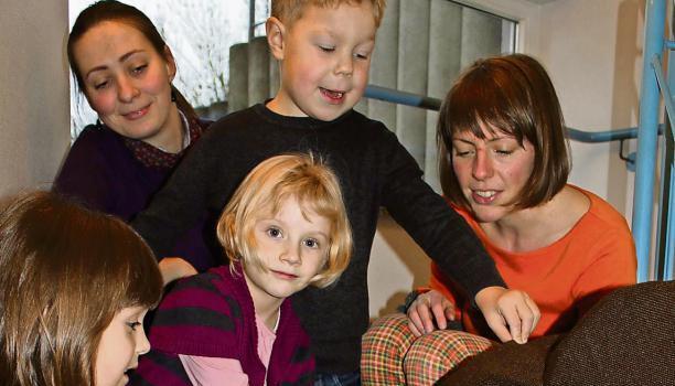 Die M&auml;dchen und Buben sind ganz vernarrt ins Tscheburaschka, eine russische Zeichentrickfigur. Es ist auch das Maskottchen des Kinderclubs.Foto: Regina Koppenh&ouml;fer