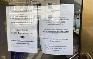 Burger-Restaurant macht auf beschränktes Angebot aufmerksam. Foto: Heike Kinkopf
