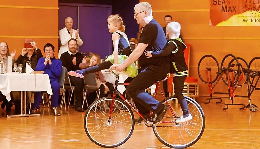 Emotionale Geste: J&uuml;rgen Wieland, langj&auml;hriger Trainer des &Ouml;hringer Zweiers, pr&auml;sentiert mit seinen f&uuml;nfeinhalb j&auml;hrigen Enkeln Lotta und Toni die n&auml;chsten Talente.