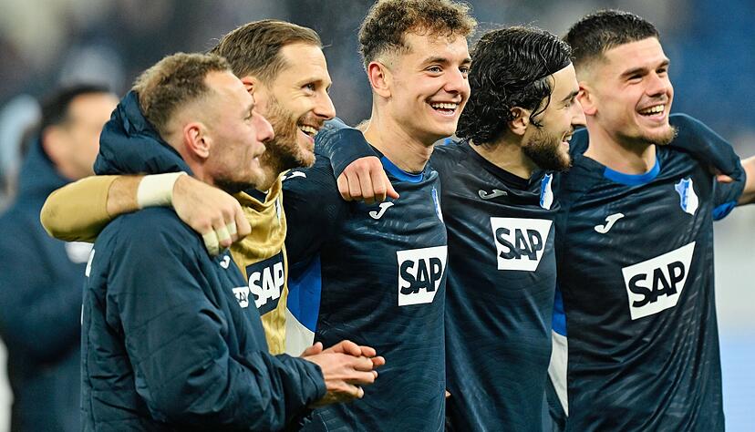 Hoffenheimer Feiergesellschaft: Strahlende Gesichter nach dem vierten Heimsieg in Serie, wodurch die TSG sich ganz oben unter den Top F&uuml;nf festsetzte.
