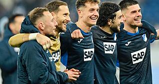 Hoffenheimer Feiergesellschaft: Strahlende Gesichter nach dem vierten Heimsieg in Serie, wodurch die TSG sich ganz oben unter den Top F&uuml;nf festsetzte.