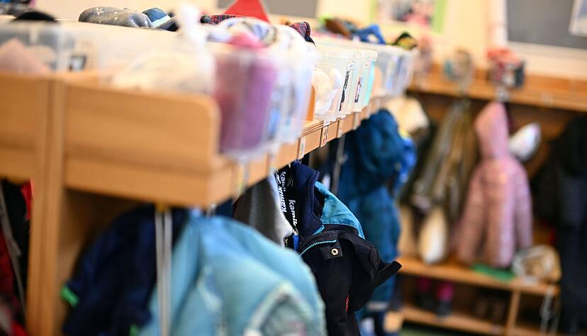 In der Kita element-i Kinderhaus &laquo;Sterngucker&raquo; ist in einem Raum Kleidung von Kindern verwahrt.