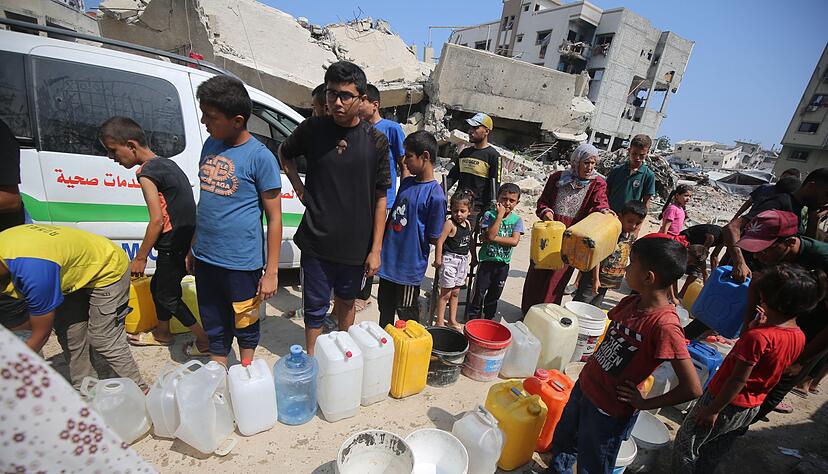 Im Gazastreifen fehlt es den Menschen an allem - selbst um Wasser m&uuml;ssen sie sich anstellen.