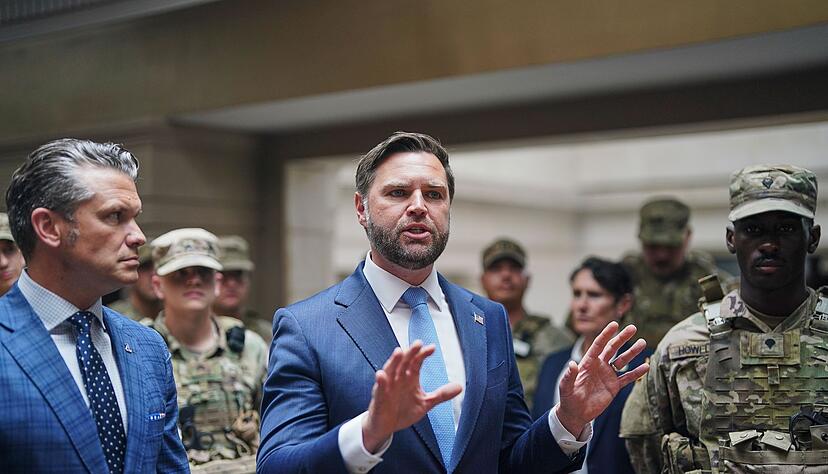 Verteidigungsminister Hegseth (l) und Vizepr&auml;sident Vance sprechen im Hauptbahnhof von Washington mit Mitgliedern der Nationalgarde.