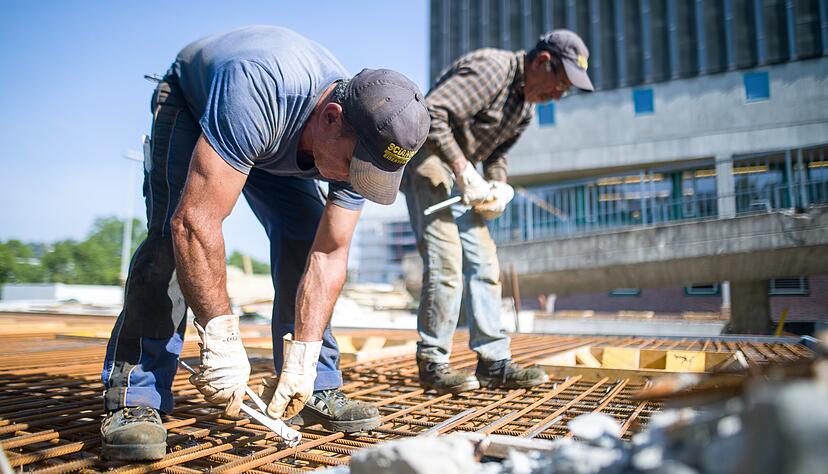 Auf den Baustellen geht die Arbeit derzeit nicht aus. Wie lange der Boom anh&auml;lt, ist allerdings offen. Mit Verz&ouml;gerung k&ouml;nnten Auftr&auml;ge auch hier wegbrechen.
Foto: dpa