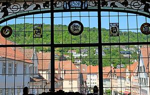 Vom renovierten historischen Ratsaal geht der Blick &uuml;ber die Hauptstra&szlig;e von K&uuml;nzelsau .
Fotos: Sonja Reichert
