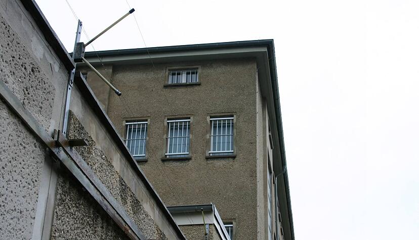 Das ehemalige Stasi-Gefängnis in Berlin-Hohenschönhausen. Auf Karten war dieses Gefängnis, indem die SED-Führung Feinde des Regimes folterte, nicht verzeichnet. Heute bieten Zeitzeugen und Mitglieder des Fördervereins Führungen an. Foto: Christoph Donauer Das ehemalige Stasi-Gefängnis in Berlin-Hohenschönhausen. Auf Karten war dieses Gefängnis, indem die SED-Führung Feinde des Regimes folterte, nicht verzeichnet. Heute bieten Zeitzeugen und Mitglieder des Fördervereins Führungen an. Foto: Christoph Donauer