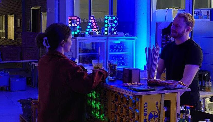 Für die Verpflegung ist gesorgt: An der Chaos Party gibt es neben Getränken auch ein Essensangebot. Neben Frühstück den ganzen Tag gibt es auch ein warmes Gericht am Abend. Für die Verpflegung ist gesorgt: An der Chaos Party gibt es neben Getränken auch ein Essensangebot. Neben Frühstück den ganzen Tag gibt es auch ein warmes Gericht am Abend.