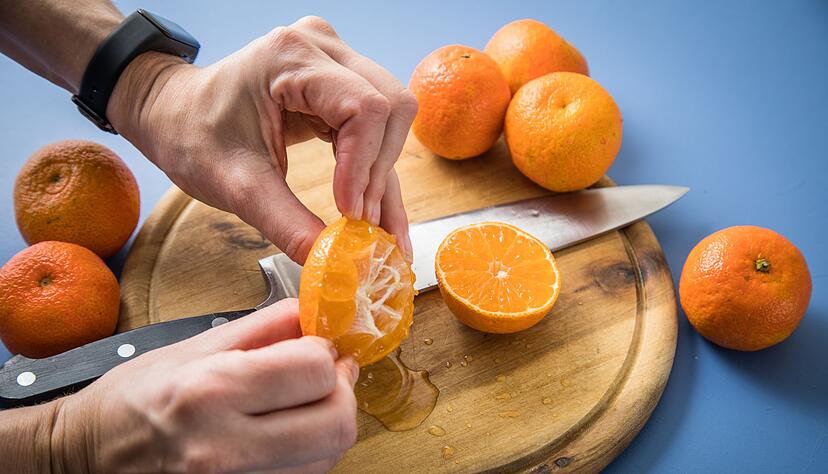 Schritt 2: Clementinenh&auml;lfte umst&uuml;lpen und die Fruchtst&uuml;cke von unten hochdr&uuml;cken.