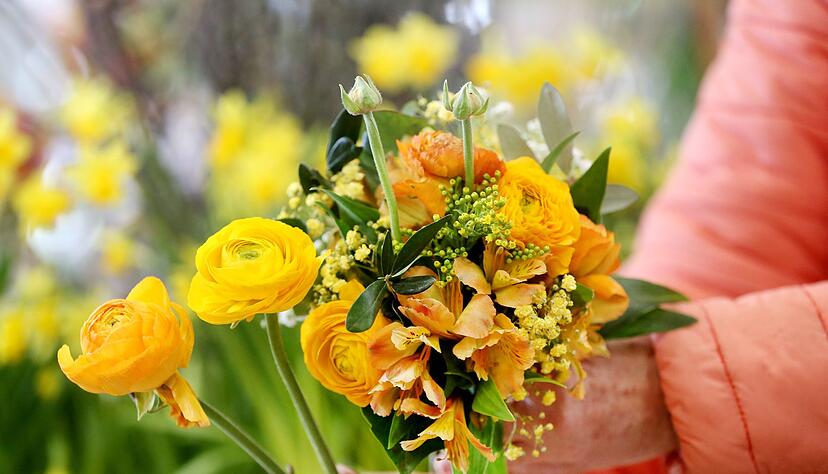 Statt rote Rosen: Wer im Blumenladen kauft, statt online zu bestellen, kann den Strau&szlig; nach individuellen Vorlieben zusammenstellen.