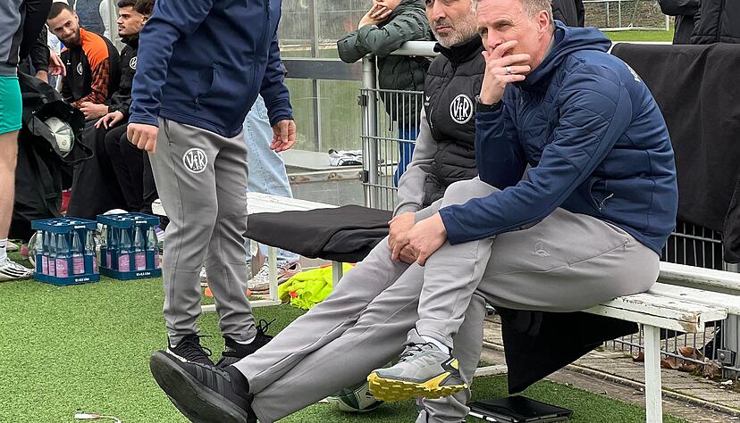 Der Vorsitzende des VfR Heilbronn, Onur Celik (links), hat die Mitglieder über den Frankenstadion-Einzug des Regionalligisten SGV Freiberg informiert. Trainer Andreas Lechner muss derweil den Verbandsliga-Klassenerhalt sichern. Der Vorsitzende des VfR Heilbronn, Onur Celik (links), hat die Mitglieder über den Frankenstadion-Einzug des Regionalligisten SGV Freiberg informiert. Trainer Andreas Lechner muss derweil den Verbandsliga-Klassenerhalt sichern.