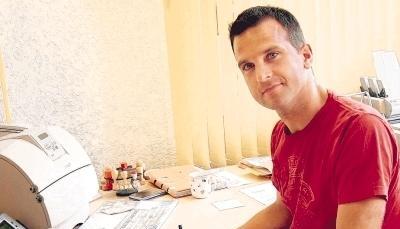 Zur standesamtlichen Trauung geh&ouml;rt nicht nur die Zeremonie. Formalit&auml;ten sind ebenfalls zu erledigen. Uwe Mosthaf k&uuml;mmert sich in Neuenstadt um heiratswillige Paare.Foto: Marc Schmerbeck