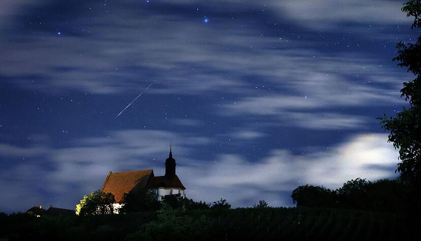 Anfang Mai kann man Sternschnuppen am Nachthimmel beobachten. Anfang Mai kann man Sternschnuppen am Nachthimmel beobachten.