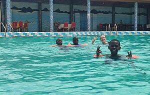 Jede Woche findet Schwimmunterricht statt.