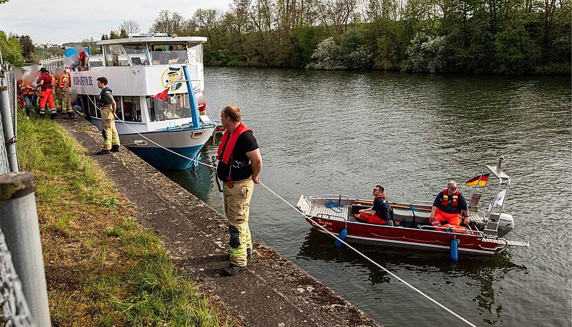 Einsatzkräfte der Feuerwehr und DLRG bringen die Fahrgäste an Land.