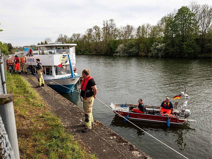 Bei dem Fahrgastschiff führten technische Probleme im Bereich des Antriebs zu einem Einsatz von Feuerwehr und DLRG.