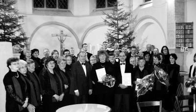 Von Bach-Chor&auml;len bis zu englischen Weihnachtsst&uuml;cken reichte das Repertoire der M&uuml;hlbacher Ch&ouml;re, die vom Publikum nicht ohne mehrere Zugaben von der B&uuml;hne gelassen wurden. (Foto: privat)