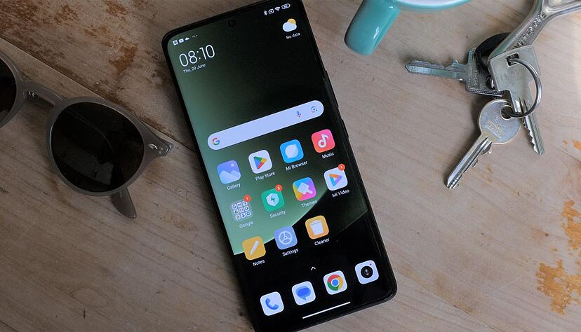 Im Xiaomi 13 Ultra stecken der Top-Prozessor Snapdragon 8 Gen 2, 512 GB Speicher, 12 GB Arbeitsspeicher (RAM) und ein Akku mit 5000 mAh Kapazität, der sich fix mit 90 Watt aufladen lässt. Im Xiaomi 13 Ultra stecken der Top-Prozessor Snapdragon 8 Gen 2, 512 GB Speicher, 12 GB Arbeitsspeicher (RAM) und ein Akku mit 5000 mAh Kapazität, der sich fix mit 90 Watt aufladen lässt.