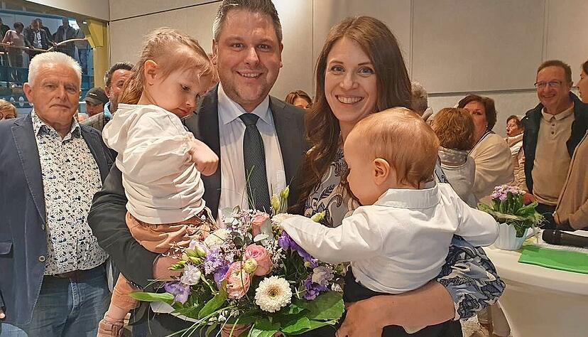Überwältigt vom hohen Wahlzuspruch: Der wiedergewählte Bürgermeister Andreas Vierling mit Frau Hannah und den Töchtern Janne und Lotta.
Foto: Möllers Überwältigt vom hohen Wahlzuspruch: Der wiedergewählte Bürgermeister Andreas Vierling mit Frau Hannah und den Töchtern Janne und Lotta.
Foto: Möllers