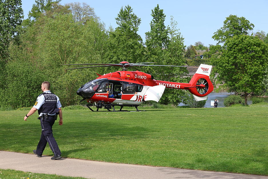 Am Neckar in Lauffen ist ein Rettungshubschrauber gelandet, nachdem zwei Personen aus dem Wasser geborgen wurden.