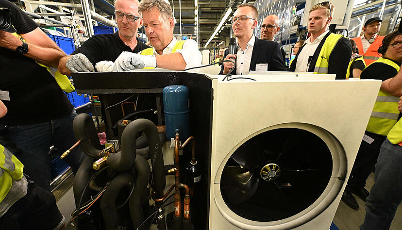 Robert Habeck montiert beim Besuch des Unternehmens Stiebel Eltron im Solling eine Wärmepumpe. Das missratene Heizungsgesetz verfolgt den Grünen-Politiker bis heute. Robert Habeck montiert beim Besuch des Unternehmens Stiebel Eltron im Solling eine Wärmepumpe. Das missratene Heizungsgesetz verfolgt den Grünen-Politiker bis heute.