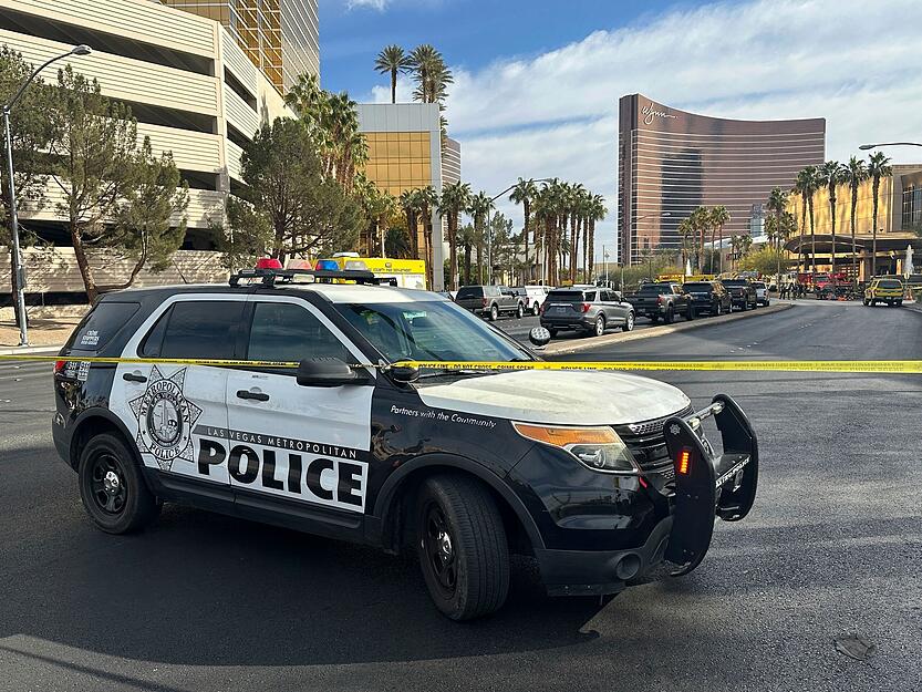 Die Polizei sperrt einen Bereich ab, nachdem ein Cybertruck vor der Lobby des Hotels des designierten US-Präsidenten Trump in Brand geraten und explodiert ist.