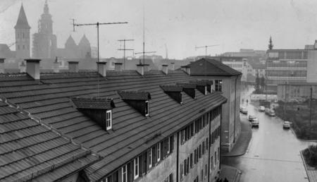 Zusammengestellt von Archiv und Dokumentation der Heilbronner Stimme 

Allerheiligenstraße 1959, im Hintergrund rechts, das Kaufhaus Merkur.