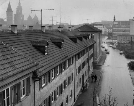 Zusammengestellt von Archiv und Dokumentation der Heilbronner Stimme 

Allerheiligenstraße 1959, im Hintergrund rechts, das Kaufhaus Merkur.