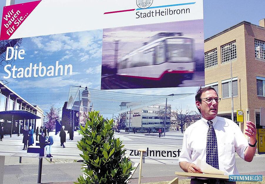 Erster Spatenstich für den innerstädtischen Stadtbahnabschnitt im Juni 2000. Vor dem alten Heilbronner Bahnhof und einer Montage des künftigen Bahnhofsvorplatzes gibt OB Himmelsbach den Startschuss für den Ausbau der Innenstadtstrecke.