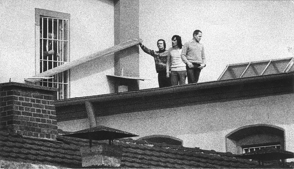 Protestaktion auf dem Gefängnisdach: Im März 1971 fordern drei Gefangene ein Gespräch mit dem Staatsanwalt, drohen mit Suizid. Eine Tür zum Gefängnis verbarrikadieren sie mit Holz. Protestaktion auf dem Gefängnisdach: Im März 1971 fordern drei Gefangene ein Gespräch mit dem Staatsanwalt, drohen mit Suizid. Eine Tür zum Gefängnis verbarrikadieren sie mit Holz.