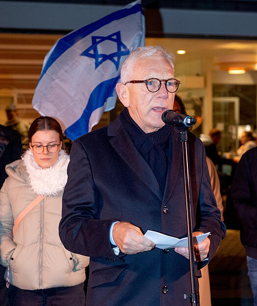 Harry Mergel bei seiner Rede auf dem Kiliansplatz. „Wir unterstützen vorbehaltlos das Recht Israels, sich im Einklang mit dem humanitären Völkerrecht zu verteidigen“, sagte der Heilbronner Oberbürgermeister.