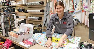 Service für Kunden: Selina Häussermann packt Spielzeug in Geschenkpapier ein. Die Präsente für die eignenen vier Kinder sind dann meistens erst "einen Tag vor der Bescherung" an der Reihe.
Fotos: Tanja Weilemann