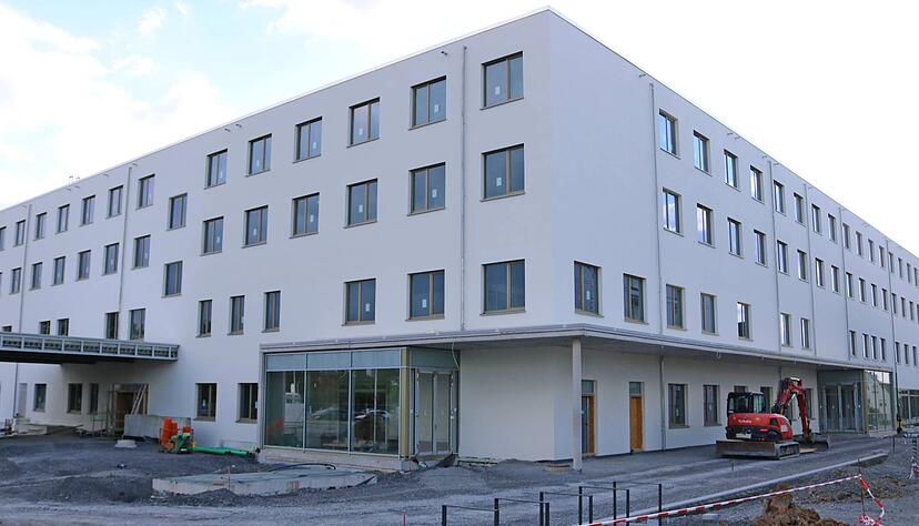 Von außen sieht der Neubau des Krankenhauses in Öhringen schon ziemlich fertig aus. Die Hauptarbeiten laufen nun im Innenbereich: von oben nach unten.
Foto: Ralf Reichert