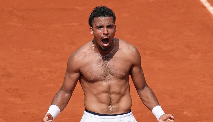 Arthur Fils bangt nach seinem Aus bei den French Open auch um seinen Einsatz in Wimbledon. Arthur Fils bangt nach seinem Aus bei den French Open auch um seinen Einsatz in Wimbledon.