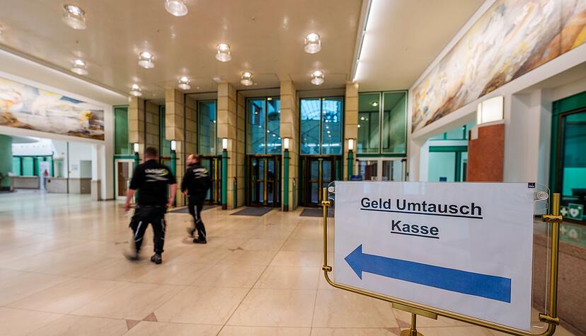 Wer noch alte Scheine oder Münzen findet, kann diese kostenlos bei allen 31 Filialen der Bundesbank oder per Postweg über die Bundesbank-Filiale in Mainz zum Umtausch einreichen. (Archivbild) Wer noch alte Scheine oder Münzen findet, kann diese kostenlos bei allen 31 Filialen der Bundesbank oder per Postweg über die Bundesbank-Filiale in Mainz zum Umtausch einreichen. (Archivbild)