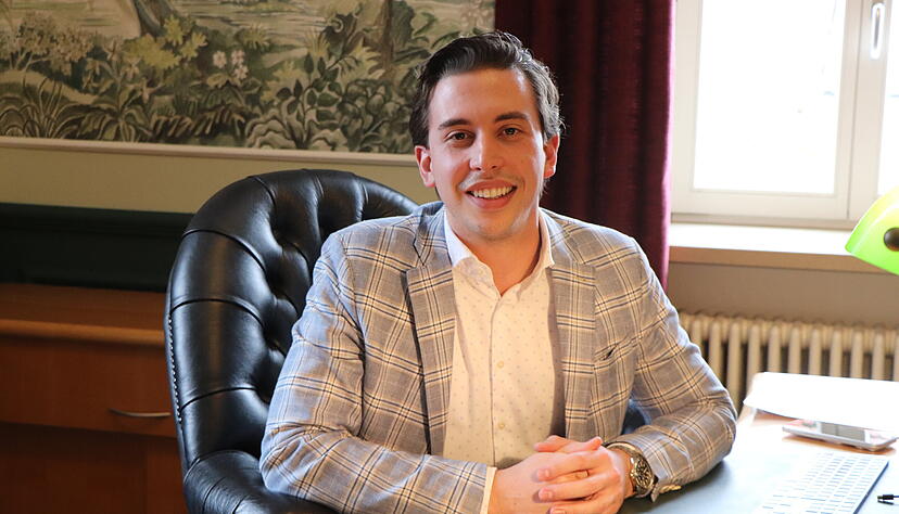 S&ouml;ren D&ouml;ffinger an seinem Schreibtisch im Mulfinger Rathaus. Als er im Jahr 2024 als B&uuml;rgermeister gew&auml;hlt wurde, galt er als der j&uuml;ngste Rathauschef Deutschlands.