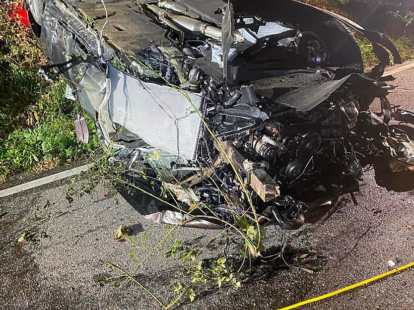 Der Audi liegt auf dem Dach. Der Audi liegt auf dem Dach.