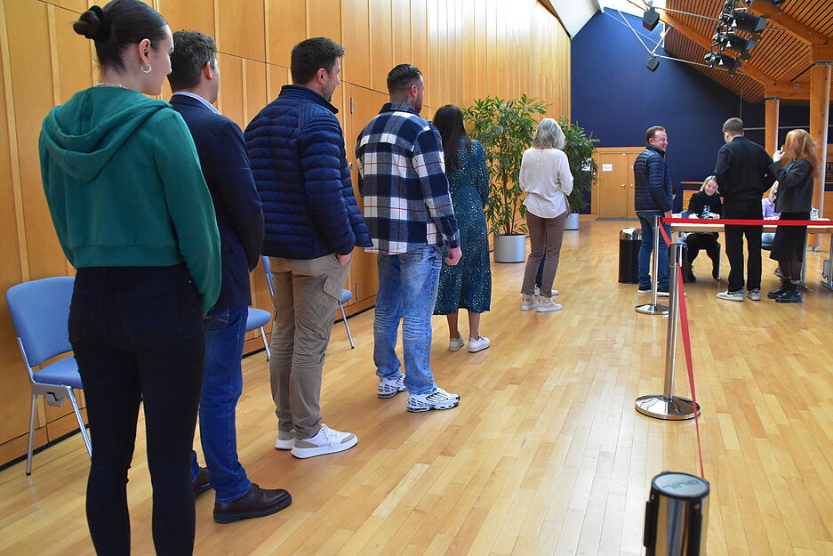 Die Stadthalle Kultura ist das gr&ouml;&szlig;te Wahllokal in &Ouml;hringen. Obwohl eine Wahlurne mehr aufgestellt ist als sonst und eine Kraft mehr im Einsatz, bilden sich hier zeitweise deutliche Schlangen vor der Wahlzettelausgabe.