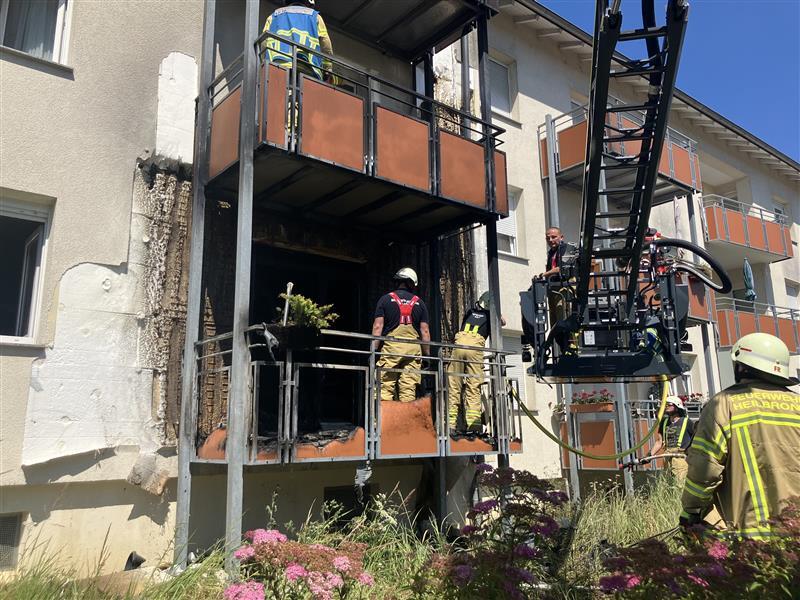 Das Feuer griff auch auf eine Wohnung über.
