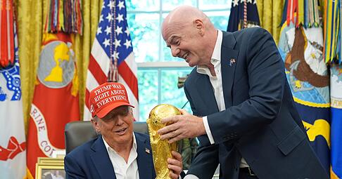 Donald Trump (l) und die Fu&szlig;ball-WM: l&auml;ngst ein politisches Thema. (Archivbild)