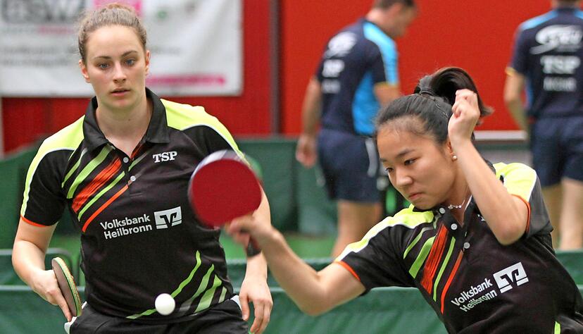 Mit ihrer Stärke in den Doppeln &minus; hier Rebecca Matthes (links) und Wenna Tu &minus; legten die Frauen der Neckarsulmer Sport-Union den Grundstein zur Meisterschaft in der 3. Bundesliga.  
Fotos: Alexander Bertok
