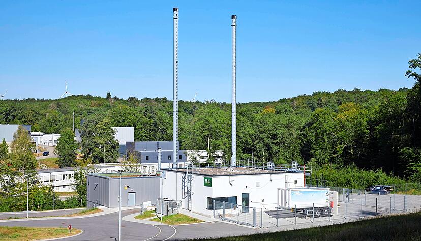 Hier produzieren Zeag und DLR in einem gemeinsamen Projekt gr&uuml;nen Wasserstoff aus dem Windstrom des Harth&auml;user Walds.
Fotos: DLR, Illustration: Metreco/stock.adobe.com