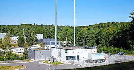 Hier produzieren Zeag und DLR in einem gemeinsamen Projekt grünen Wasserstoff aus dem Windstrom des Harthäuser Walds.
Fotos: DLR, Illustration: Metreco/stock.adobe.com Hier produzieren Zeag und DLR in einem gemeinsamen Projekt grünen Wasserstoff aus dem Windstrom des Harthäuser Walds.
Fotos: DLR, Illustration: Metreco/stock.adobe.com