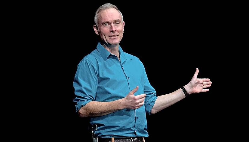 Konsequent scheinentnervt: Comedian Johann König hat sich den Tourstopp in Heilbronn sicherheitshalber auf die Hand geschrieben. 
Foto: Mario Berger
